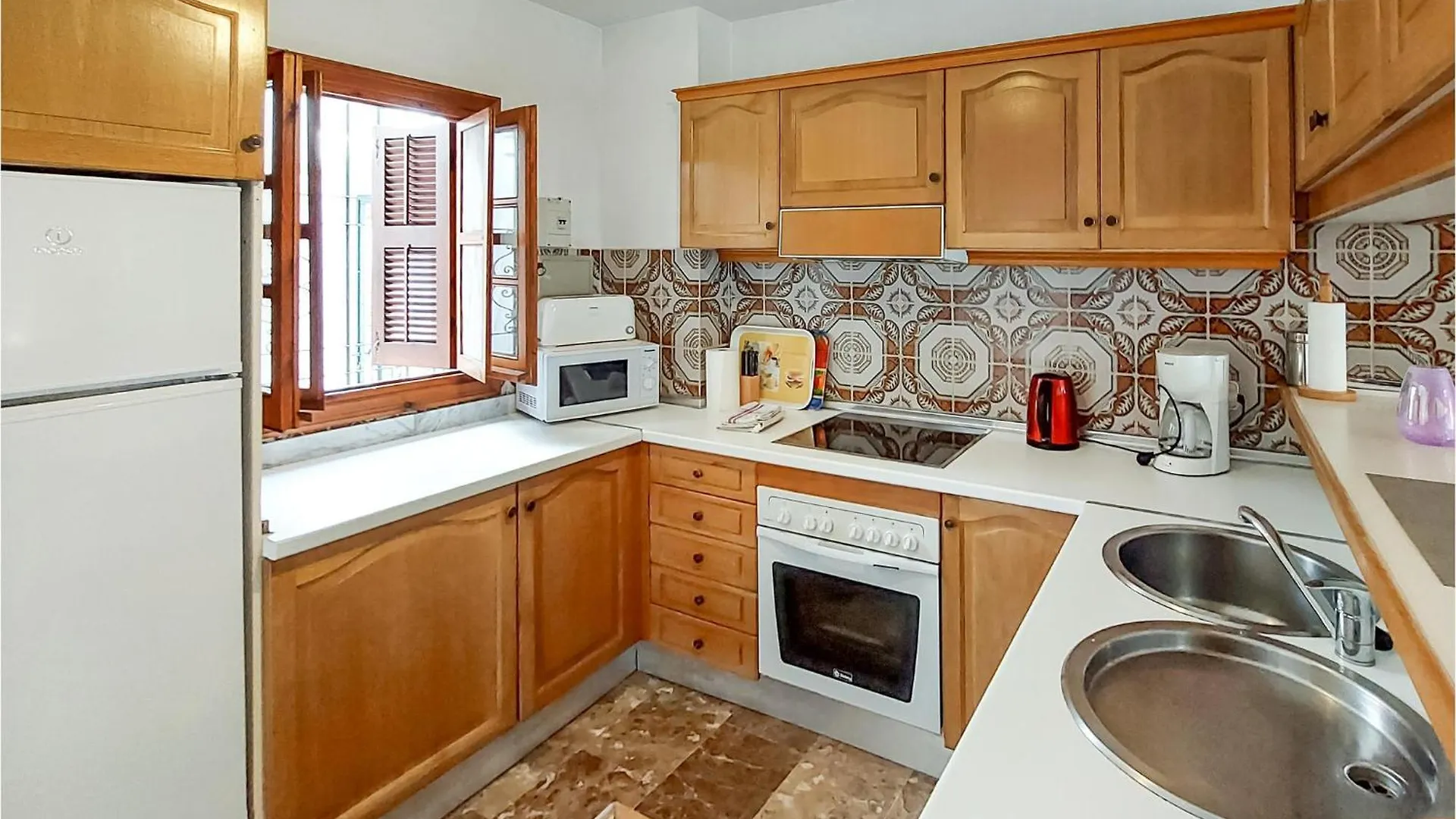 Stunning Apartment In Estepona With Wifi